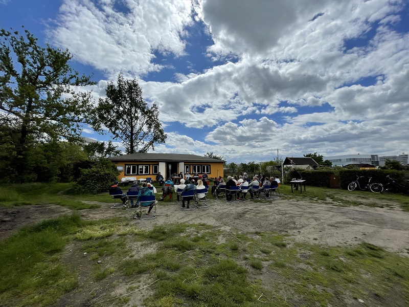 Jahreshauptversammlung im KGV Winterbergplatz. Die Teilnehmer sitzen unter Beachtung der Hygiene- und Abstandsregeln im Freien vor dem Vereinshaus.