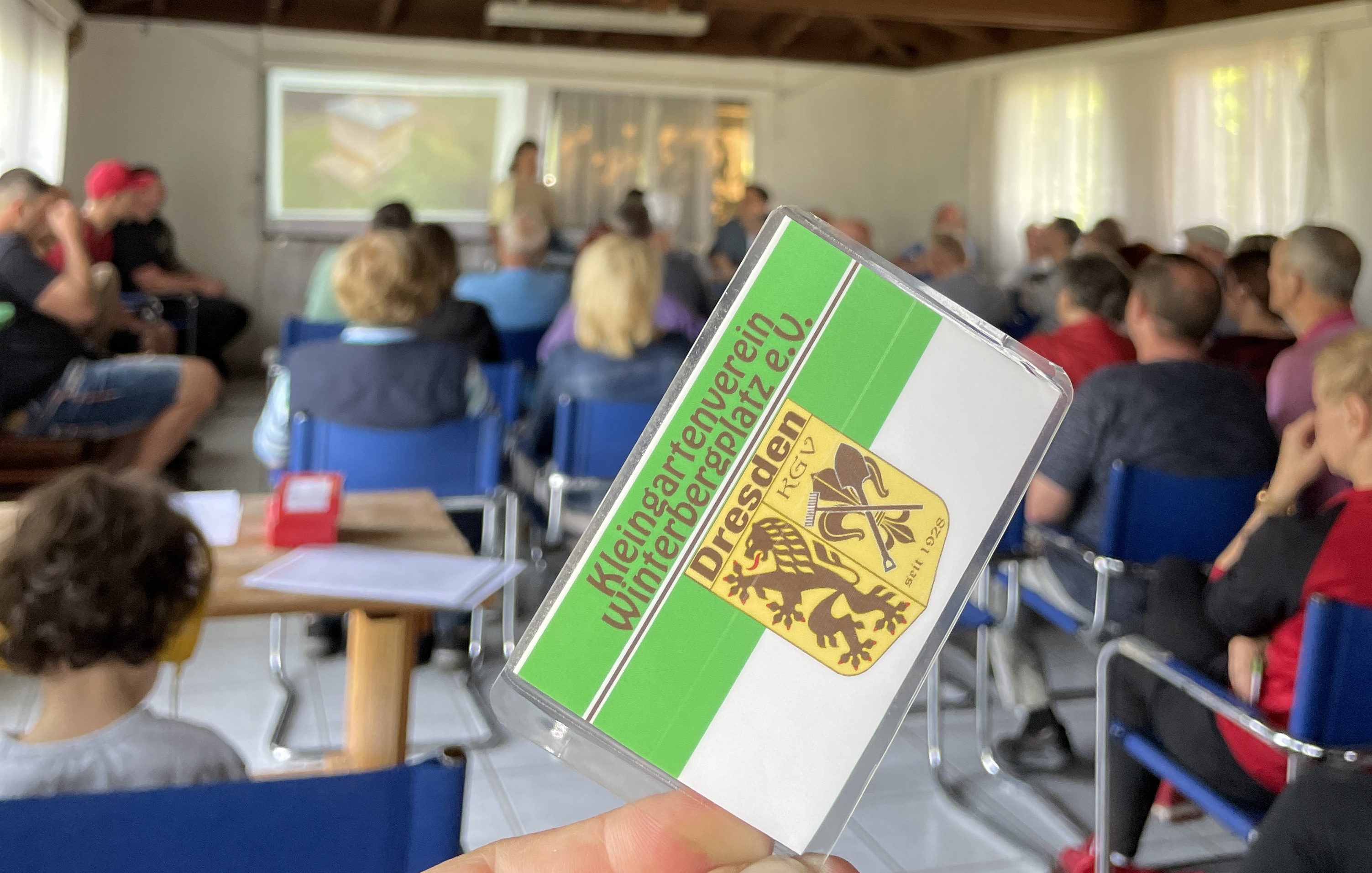 Eine Stimmkarte wird bei der Jahreshauptversammlung im Vereinsheim des KGV Winterbergplatz in die Höhe gehalten.